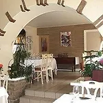 Отель Logis Burnel Et La Cle Des Champs 3*
