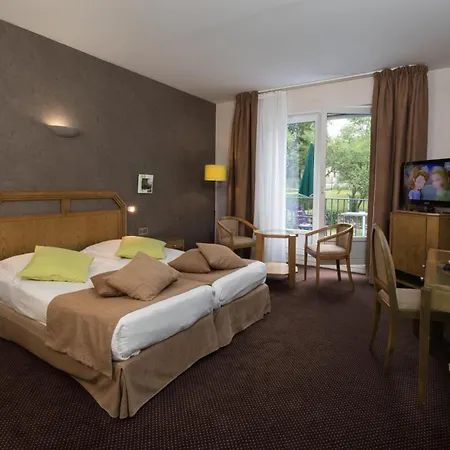 Logis Burnel Et La Cle Des Champs מלון 3*