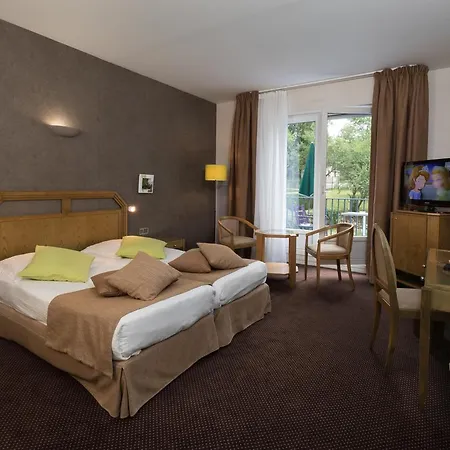 Logis Burnel Et La Cle Des Champs Hotel 3*