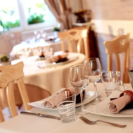 Logis Burnel Et La Cle Des Champs Hotel