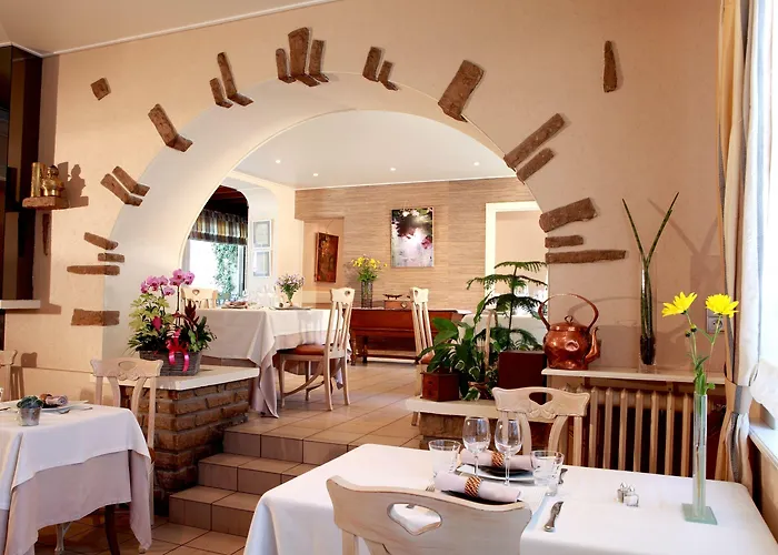 Logis Burnel Et La Cle Des Champs Hotel 3*