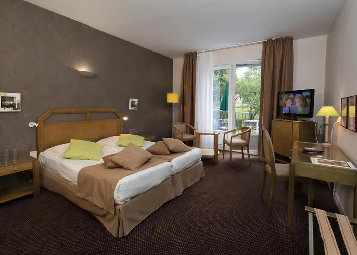 Logis Burnel Et La Cle Des Champs Hotel 3*