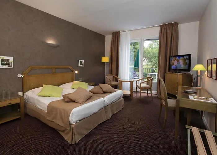 Logis Burnel Et La Cle Des Champs Hotel 3*